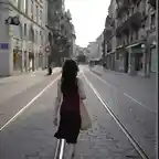 mujer caminando ciudad