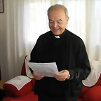 Monseñor Millan repasando un escrito que le da la razón
