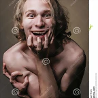 risa-asustadiza-del-hombre-rubio-desnudo-loco-73013113