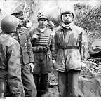 Paracaidistas alemanes en un bosque cercano a Monte Cassino. 1943-1944