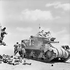 Un equipo del tanque de Grant cargar con la municin de un camin, junio de 1942 Ms