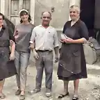 elisa y salvador en su tienda a finales de los 50