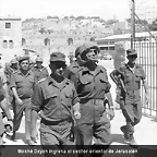 Moshe Dayan ingresa en el sector oriental de Jerusaln.