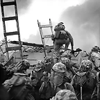 Marines con escaleras subiendo los muelles de Inchon.