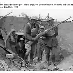 Neozelandeses con un Mauser T-Gewehr antitanque alemn capturado cerca de Grevillers. Ao 1918