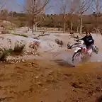 Anita_cruzando_r_o_en_moto