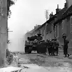 Canadienses siguiendo a un Sherman en Falaise