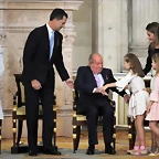 JUAN CARLOS Y SUS NIETAS SALUDANDOLE