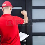 30619488-volver-la-vista-de-un-hombre-de-entrega-llamando-a-la-puerta-del-cliente