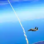 F-15 vigilando la zona de lanzamiento de una lanzadera espacial de la NASA