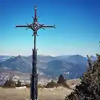 cruz en la montaña