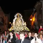 en la puerta de la capilla