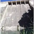 Muro embalse Buendia, desde abajo