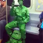 Soldado de plstico en el tren de Nueva York