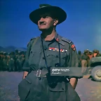 16-Segunda Guerra Mundial, marzo, 1945, Asia, retrato del general Guillermo Slim, comandante del 14to ejrcito en una bandera que levanta la ceremonia en la fortaleza Dufferin en Birmania.