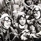Cinco kamikaze jugando con un perro, Mayo 26, 1945