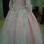 traje rosa