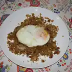 Huevo frito con migas