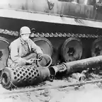 E-100_12.8cm_KwK_gun_inspection