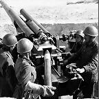 Italian-soldiers-fire-102mm-gun-north-africa