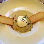 Huevo poche sobre mousse picante
