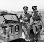 Bundesarchiv_Bild_101I-421-2075-24,_Nordafrika,_Hans-Joachim_Marseille_neben_VW-Kbelwagen