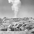 Soldados sudafricanos observan el bombardeo de una posicin en Gazala.