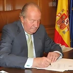 58959_rey-juan-carlos-firmando-abdicacion-jefe-del-estado_m