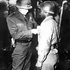 El general George S. Patton condecorando a un soldado afroamericano de su ejercito en Europa en la WWII