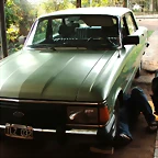 Ober?_-_hombre_reparando_un_Ford_Falcon_Verde
