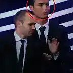 Iniesta recibe el premio y Cristiano le da un abrazo