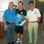 Iniesta recibe un libro de Huelva