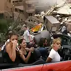 2006 Jvenes libaneses conducen a travs de los barrios devastados del sur de Beirut.