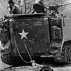 1966 Las tropas americanas arrastran el cuerpo de un soldado Viet Cong en Tan Bihh, Vietnam del Sur.
