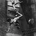 1975 Una mujer y una nia se lanzan por la ventana para escapar del incedio de su casa en un edificio de apartamentos de Boston, USA.
