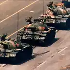 1989 Un manifestante se enfrenta a una columna de tanques del gobierno chino durante las protestas de la plaza de Tiananmen, Pekn, para pedir una reforma democrtica.