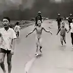 1972 Phan Thi Kim Phuc, en el centro, corre de la escena donde los aviones de las tropas sudvietnamitas han lanzado Napalm, en Trangbang, Vietnam del Sur.