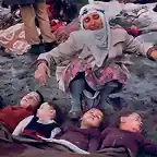1983 Kezban zer encuentra los cadveres de sus 5 hijos tras ser enterrados vivos despus de un devastador terremoto en Koyunoren, al este de Turqua.