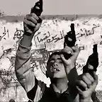 1993 Nios palestinos levantan sus armas de juguete en un gesto desafiante, en la ciudad de Gaza, Palestina.