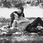 41603168-Retrato-blanco-y-negro-de-la-pareja-rom-ntica-abrazando-en-comida-campestre-en-el-parque-Foto-de-archivo