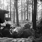 Two_British_Airborne_troops_dug_in_la orilla norte del Rin en Arhem