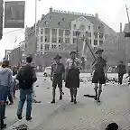 Fotomontaje. Mezclando fotos de la Amsterdam de la WWII y de la actualidad