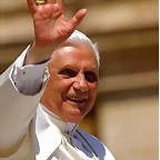 BENEDICTO XVI DICIENDO ADIOS