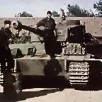 Panzer VI Tiger with its crew2