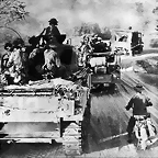 14-Marzo de 1945 - columna blindada del ejrcito britnico  indio 14, basada en tanques Sherman avanzando hacia Meiktila mientras los japoneses son expulsados de Birmania.