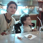 Mamá y Bruno meriendan