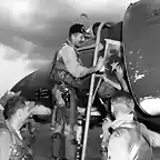 64-0829 Col.Olds painting a victory star on the F-4 he was flying on May 4 1967 when he shot down a MiG-21