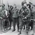 Miembros de la 1a Brigada paracaidista britnica con un prisionero alemn en  Arnhem
