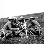 Soldados americanos sirviendo en una ametralladora Hotchkiss de fabricacin francesa duranta la WWI