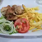 Magro con ensalada y patatas
